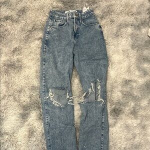 Blue Boyfriend Jeans with High Waist and Distressed Knees